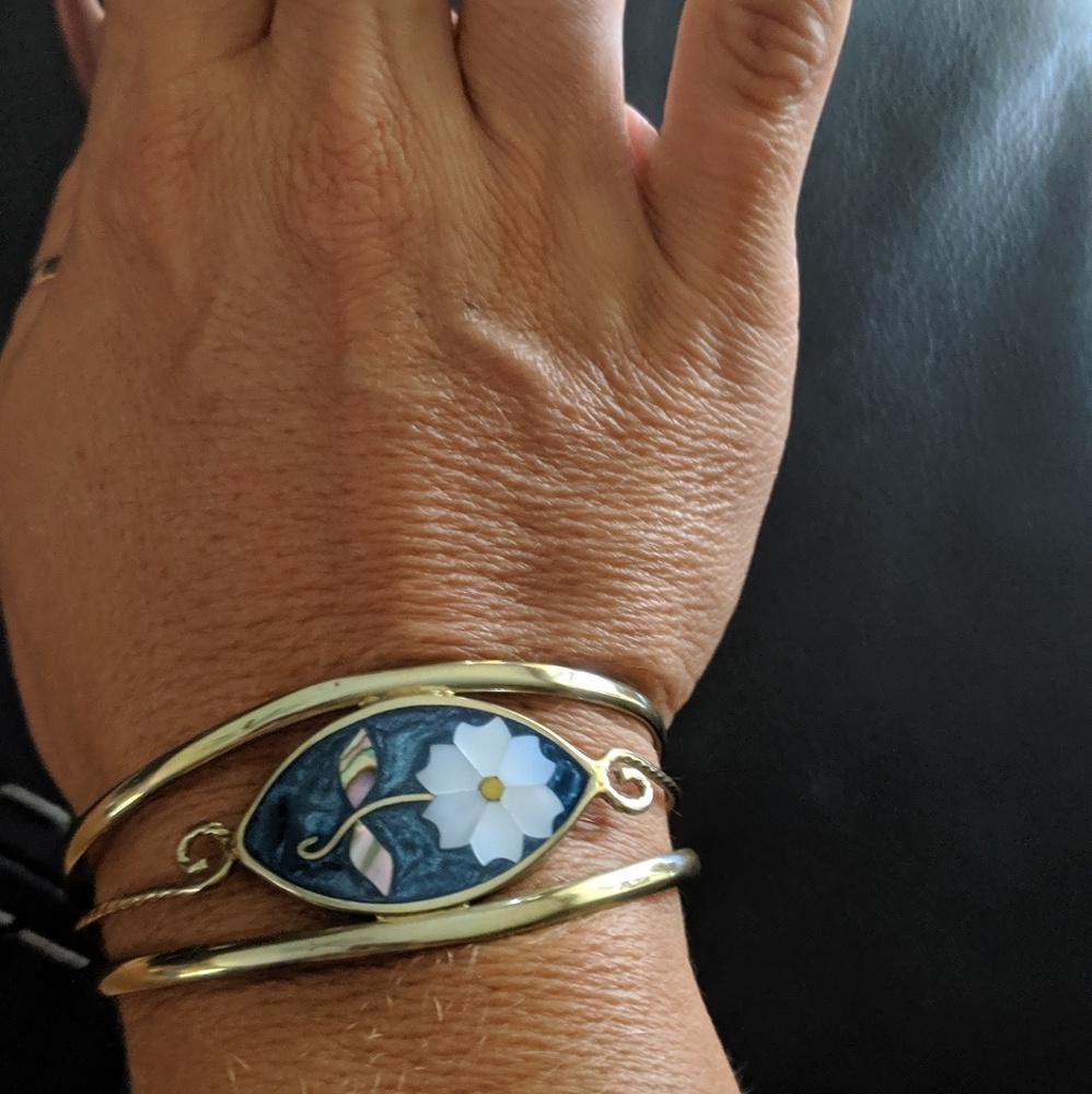 Very nice open end bracelet